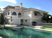 Villa for sale in Mil Palmeras