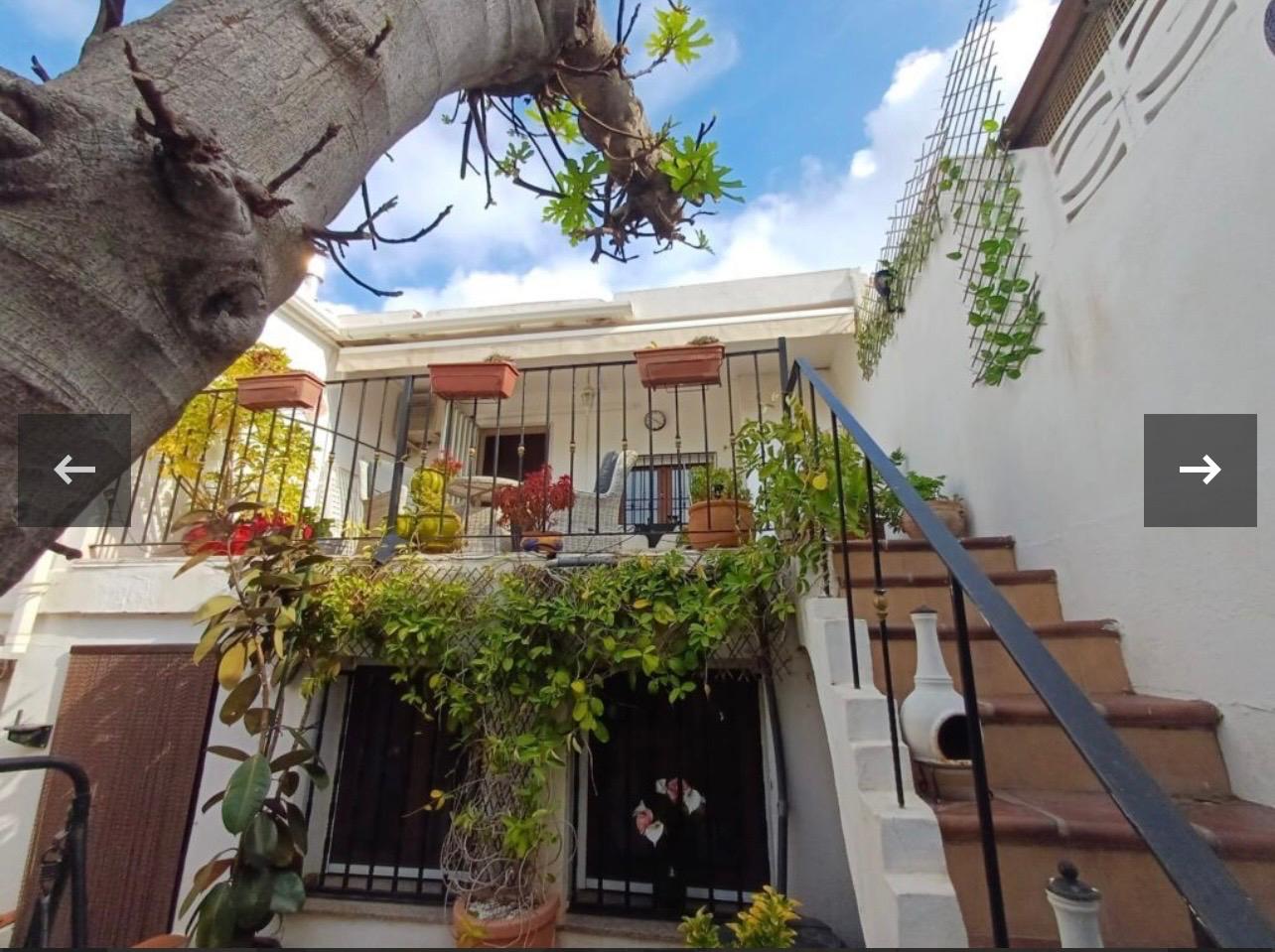 Townhouse with 3 Bedrooms in Oliva and South-Facing Terrace