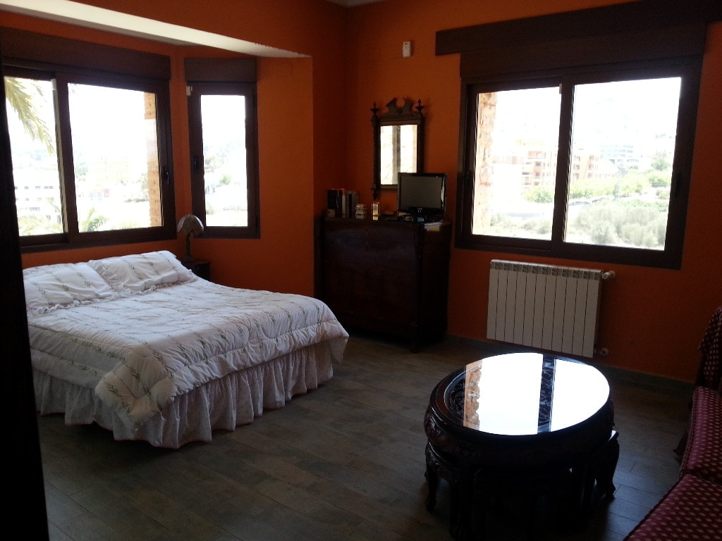 Four Bedroom Villa in Pedreguer with Pool and Extensive Grounds