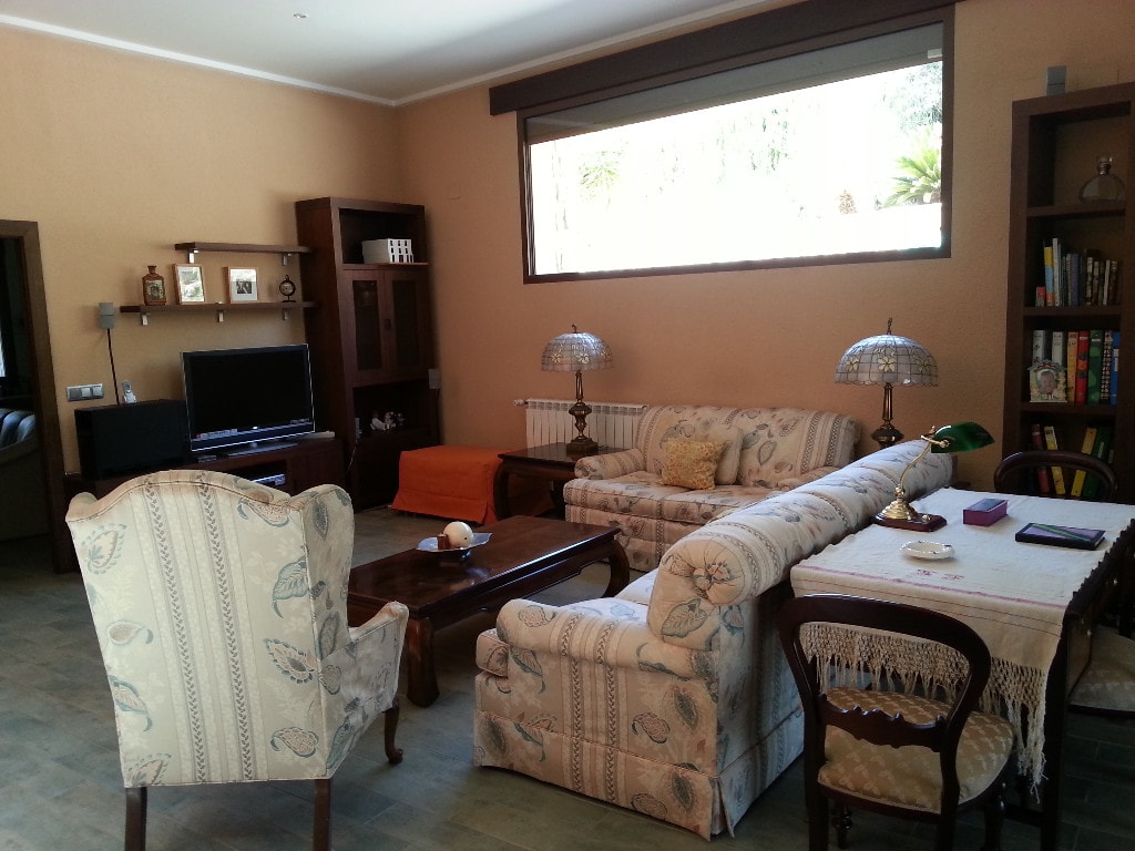 Four Bedroom Villa in Pedreguer with Pool and Extensive Grounds