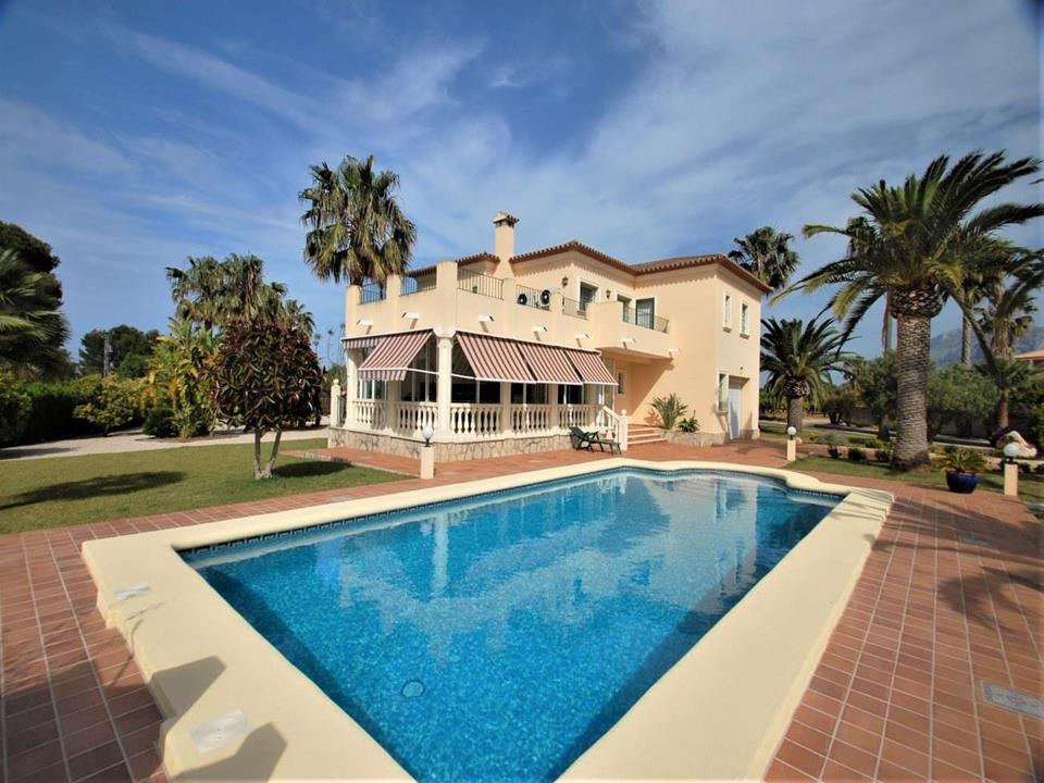 Venta. Villas en Denia