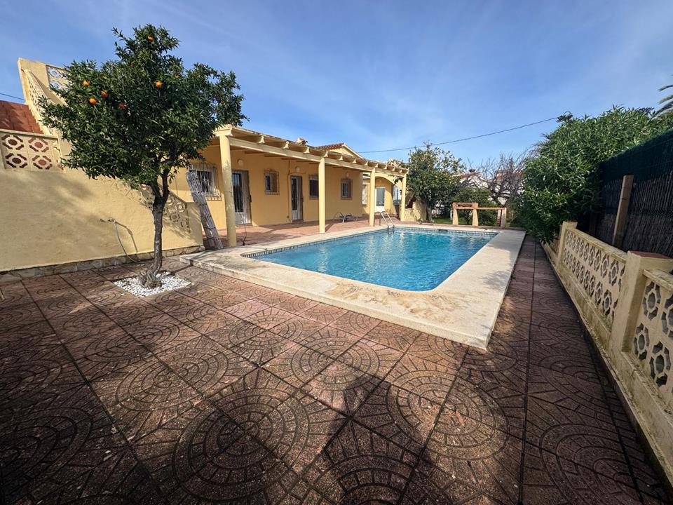 Verkoop. Villa in Denia