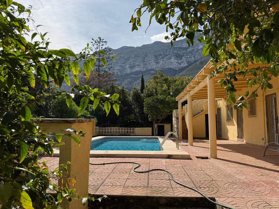Verkoop. Villa in Denia