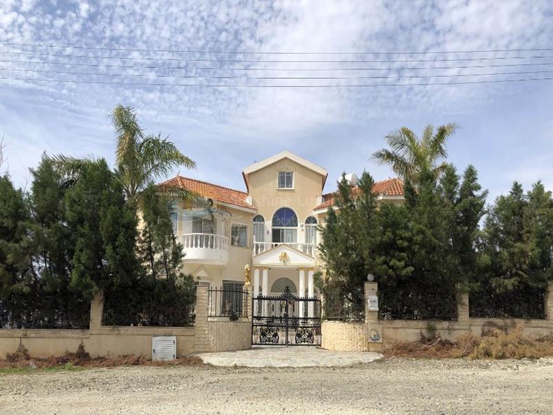 Villa in Peyia