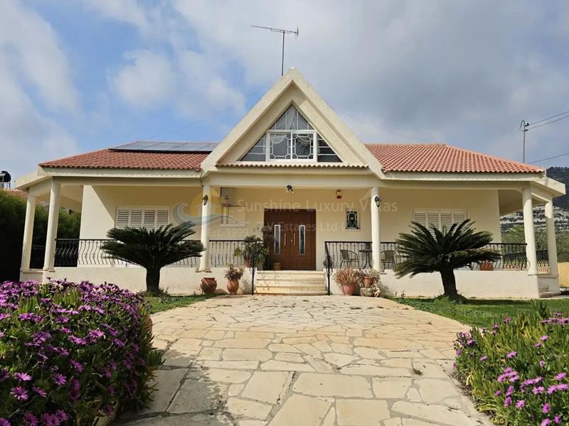 Villa in Apesia