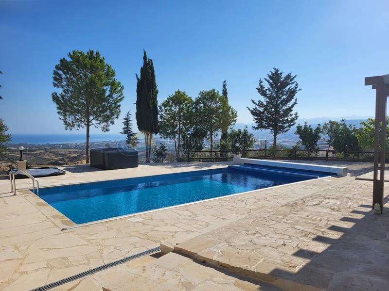 Villa in Polis