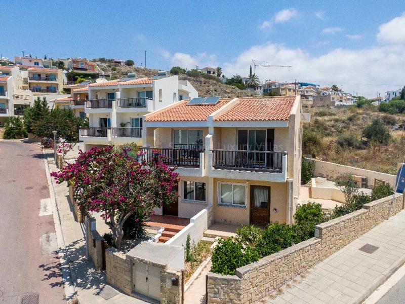 Town House in Chloraka