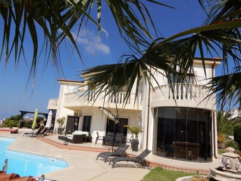 Villa in Peyia